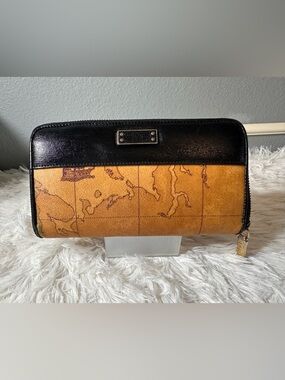 Alviero Martini Black and Tan Zip Wallet